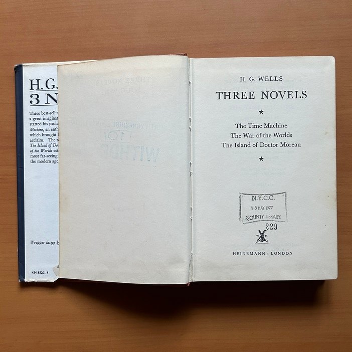 Three Novels by H. G. Wells (The Time Machine • The War of the Worlds • The Island of Doctor Moreau)  - H. G. Wells image 2